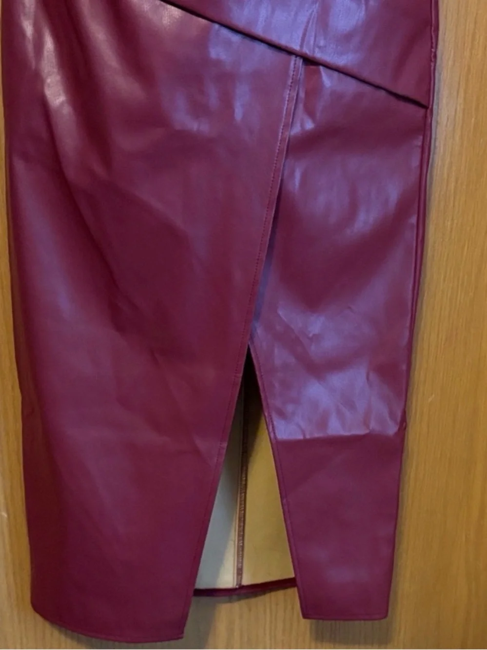 COMMENSE XS Ruched Slit PU Leather Midi Skirt Elegant Burgundy Leather Skirt